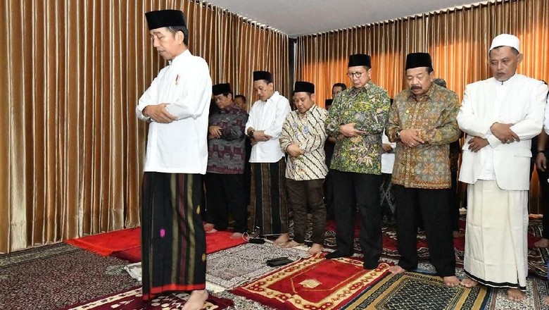 Kunjungi Ponpes Darul Ulum Jombang, Jokowi Imami Salat Zuhur Kunjungi Ponpes Darul Ulum Jombang, Jokowi Imami Salat Zuhur