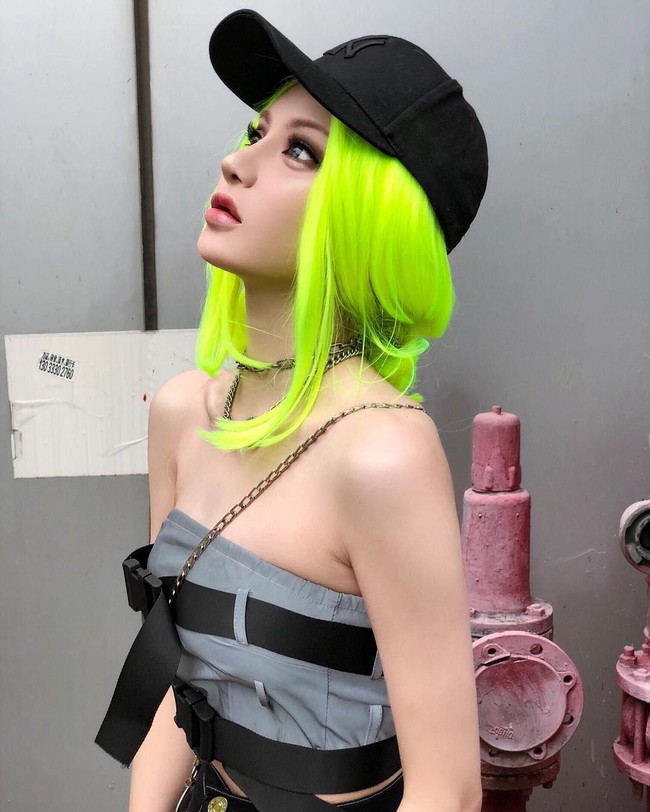 Kina Shen pun tampak sering bermain dengan wig. Karena itu, ia sering tampil dengan gaya rambut berbeda, mulai dari hitam panjang, hijau pendek, hingga setengah hitam setengah putih. Foto: Instagram @kinashen