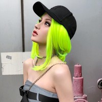 Kina Shen pun tampak sering bermain dengan wig. Karena itu, ia sering tampil dengan gaya rambut berbeda, mulai dari hitam panjang, hijau pendek, hingga setengah hitam setengah putih. Foto: Instagram @kinashen