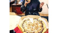 Bersama rekan-rekannya Hye-yeon siap menikmati makan makam. Wah mau makan apa ya hari ini? Foto: instagram @watasiwahyo