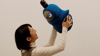 Saat seseorang menyentuh robot ini, maka perasaan nyaman dan lebih baik akan dirasakan oleh orang tersebut.