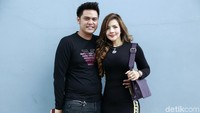 Kumalasari dan Galih Ginanjar saat ditemui di studio Trans TV, Kapten Tendean, Jakarta Selatan pada Selasa (18/12). Pool/Palevi S/detikFoto.