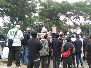 Video: Habib Bahar Diperiksa Polisi, Massa Pendukung Demo