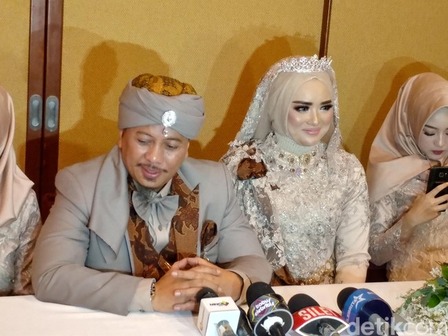 Bebi Silvana pun tak luput dari sorotan. Tak hanya karena dinikahi Opick, Bebi Silvana memiliki paras yang cantik. Foto: Opick dan Bebi Silvana (Tris Ispranoto/detikcom)