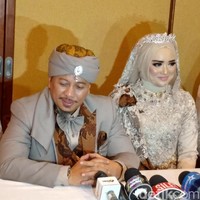 Bebi Silvana pun tak luput dari sorotan. Tak hanya karena dinikahi Opick, Bebi Silvana memiliki paras yang cantik. Foto: Opick dan Bebi Silvana (Tris Ispranoto/detikcom)