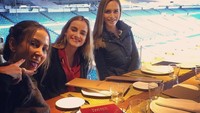 Kali ini Ponce makan bersama dua temannya di Restaurante Santiago Bernabeu, Madrid. Restoran fine dining itu masuk dalam daftar restoran yang dekat dengan stadion Santiago Bernabeu. Jadi pemandangannya ciamik. Foto: Instagram angelaponceofficial