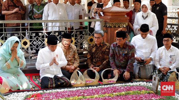 Safari Ponpes, Jokowi Menyekar ke Makam Gus Dur