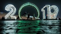 Begini salah satu penampakan instalasi lampu kota di Moscow, Rusia, jelang Natal dan tahun baru. REUTERS/Maxim Shemetov.