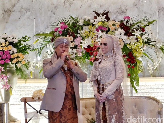Saat menikah, Bebi memilih gaun bernuansa pastel. Ia memakai kebaya modern yang dipadukan dengan kain batik berwarna cokelat. Foto: Tri Ispranoto/detikFoto
