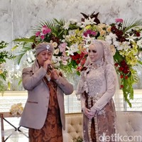 Saat menikah, Bebi memilih gaun bernuansa pastel. Ia memakai kebaya modern yang dipadukan dengan kain batik berwarna cokelat. Foto: Tri Ispranoto/detikFoto