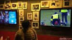 Gokil! Ada Mobil F1 Ditempel di Dinding Cafe Ini