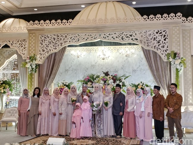 Bebi memakai tiara cantik. Tiara atau mahkota kecil menjadi favorit para pengantin berhijab di dua tahun terakhir ini. Foto: Tri Ispranoto/detikFoto