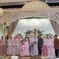 Bebi memakai tiara cantik. Tiara atau mahkota kecil menjadi favorit para pengantin berhijab di dua tahun terakhir ini. Foto: Tri Ispranoto/detikFoto