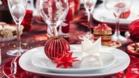 Natal identik dengan warna merah, putih dan hijau. Anda bisa memanfaatkan piring dan piranti makan berwarna merah dan putih seperti ini. Permanis dengan hiasan lilin merah. Foto: Istimewa