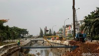 Sejumlah alat berat dikerahkan untuk mempercepat proses pembangunan turap di Kali Sunter.