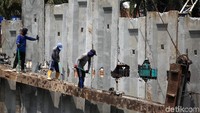 Sejumlah pekerja nampak terus mengerjakan proyek pembangunan turap di Kali Sunter, Jakarta, Selasa (18/12/2018) sebagai antisipasi banjir di musim hujan.