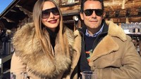 Mengenakan sunglasses hitam dan coat berbulu, Ponca dan rekannya terlihat sedang menunggu makanan pesanannya datang. Kira-kira apa yang mereka pesan, ya. Foto: Instagram angelaponceofficial