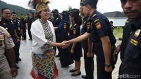 Menkeu menyatakan bahwa kunjungan ini untuk melihat dan bertemu dengan seluruh jajaran dari Kementerian Keuangan, terutama Bea Cukai dan aparat perpajakan, yang bekerja di perbatasan; serta melihat aktivitas kegiatan dari Kantor Wilayah Direktorat Jenderal Perbendaharaan dalam menjalankan kegiatan tutup tahun Anggaran 2018. Pool/Kementerian Keuangan.