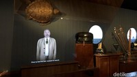 Hologram Pangeran Albert I akan memberi informasi berbagai mengenai museum kepada pengunjung.