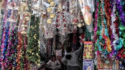 Serunya Berburu Pernak-pernik Khas Natal di Pasar Asemka