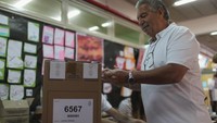 Pada Pilpres Argentina tahun 2015 lalu, kotak suara yang digunakan juga material berupa kardus atau kertas karton. Mario Tama/Getty Images