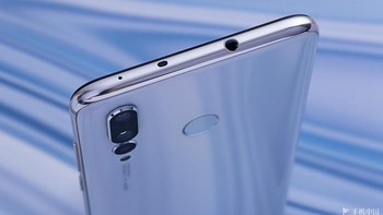 Huawei masih melengkapi ponselnya ini dengan port jack audio 3,5mm. Foto: CNMO