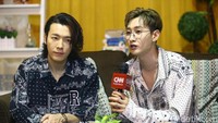 Keduanya mengungkapkan rasa senangnya bisa bertemu Presiden Jokowi saat kunjungannya ke Korea Selatan.
