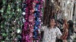 Serunya Berburu Pernak-pernik Khas Natal di Pasar Asemka