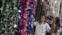 Para pedagang tampak merangkai berbagai ornamen khas Natal yang dijual.