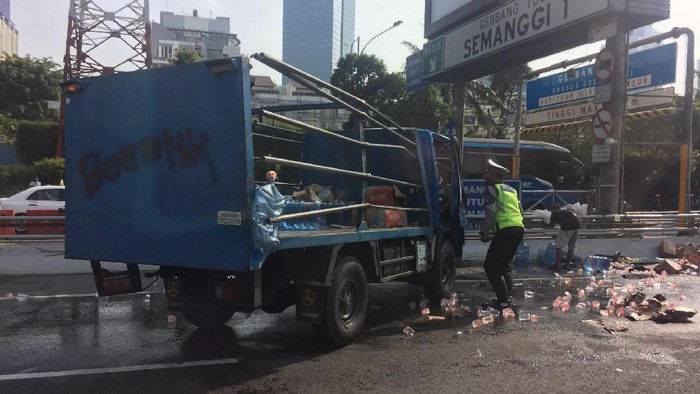 Truk Galon Terguling, Tol Cawang Arah Semanggi Padat Merayap