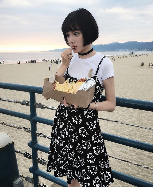 Begini tampilannya jika bergaya seperti wanita kebanyakan, dengan makeup yang lebih natural dan busana tak terlalu gothic. Foto: Instagram @kinashen