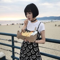 Begini tampilannya jika bergaya seperti wanita kebanyakan, dengan makeup yang lebih natural dan busana tak terlalu gothic. Foto: Instagram @kinashen