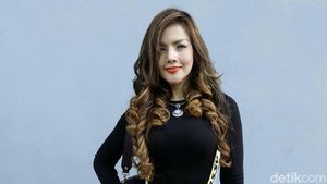 Kumalasari Pamer Lekuk Tubuh dengan Dress Mini, Yay or Nay?