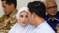 Istrinya juga berkaca-kaca saat mendampingnya Mandala menghadapi vonis.