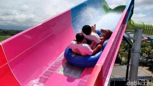 Seluncuran di Hawai Waterpark, Malang