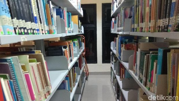 Koleksi buku dan jurnal di Gedung Balitbangkes.