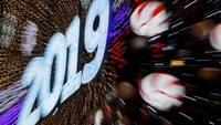 Hiasan lampu bertuliskan 2019 terpasang untuk menyambut tahun baru. REUTERS/Maxim Shemetov.