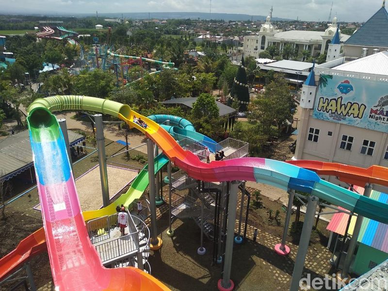 Seluncuran di Hawai Waterpark, Malang