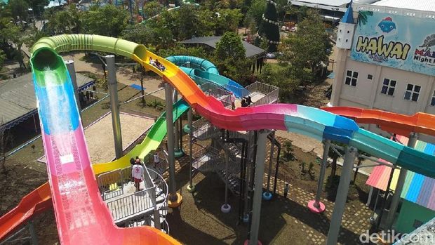 Seluncuran di Hawai Waterpark, Malang