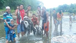 Tradisi Tangkap Ikan yang Heboh dan Unik di Lahat Tradisi Tangkap Ikan yang Heboh dan Unik di Lahat