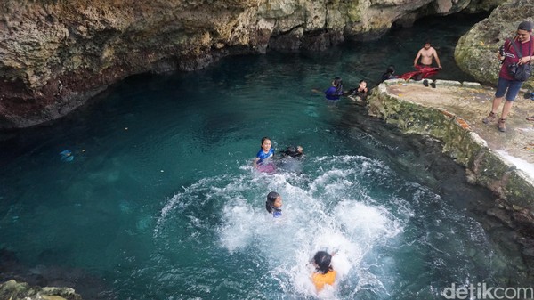 Kontamale sudah menjadi destinasi wisata di Wakatobi. Jangan berenang yang dekat-dekat orang sedang cuci baju ya! (Afif Farhan/detikTravel)