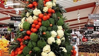 Pohon Natal yang berisikan sayur-sayuran. (Foto: boredpanda)