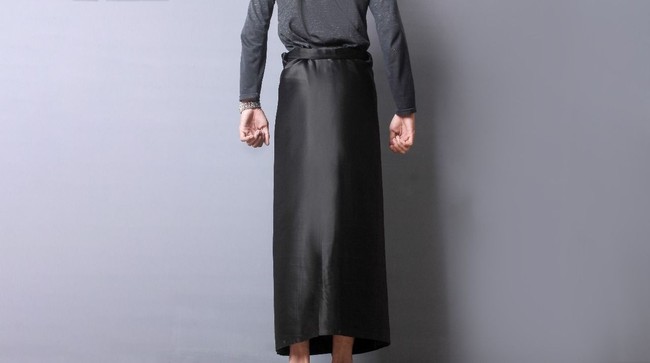 Menepis kebiasaan itu, seorang pengusaha muda bernama Riawan Afif Soedharmo membuat desain sarung yang bisa dipakai sehari-hari termasuk hangout ke mall. Foto: Dok. Riawan Afif