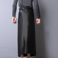 Menepis kebiasaan itu, seorang pengusaha muda bernama Riawan Afif Soedharmo membuat desain sarung yang bisa dipakai sehari-hari termasuk hangout ke mall. Foto: Dok. Riawan Afif