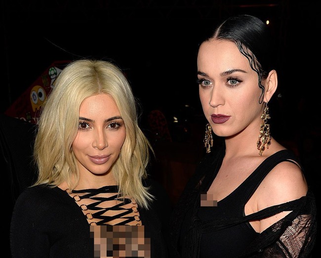 Makeup artist Kim Kardashian sepertinya lupa membaurkan garis contour di tulang hidungnya. Alhasil, wajah Kim jadi terlihat aneh saat menghadiri fashion show di Paris pada Maret 2015 silam. Foto: Getty Images