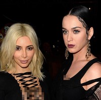 Makeup artist Kim Kardashian sepertinya lupa membaurkan garis contour di tulang hidungnya. Alhasil, wajah Kim jadi terlihat aneh saat menghadiri fashion show di Paris pada Maret 2015 silam. Foto: Getty Images