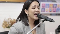 Angel membuka penampilannya dengan lagu dari film Star Is Born yakni Ill Never Love Again.