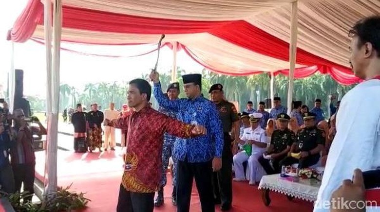 Ciat! Aksi Anies Hantamkan Besi ke Pendekar Merpati Putih Ciat! Aksi Anies Hantamkan Besi ke Pendekar Merpati Putih