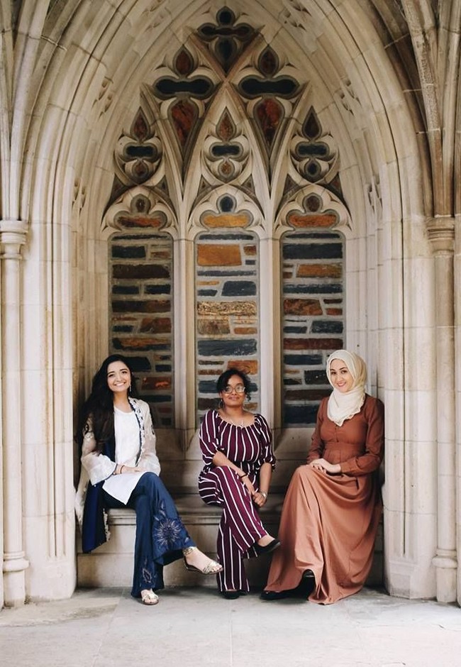 Tahun lalu ia menggalang dana untuk muslim Uighur yang mengungsi ke Mesir. Ia mengelola bantuan makanan dan sandang pangan lainnya. Foto: Dok. Aydin Anwar