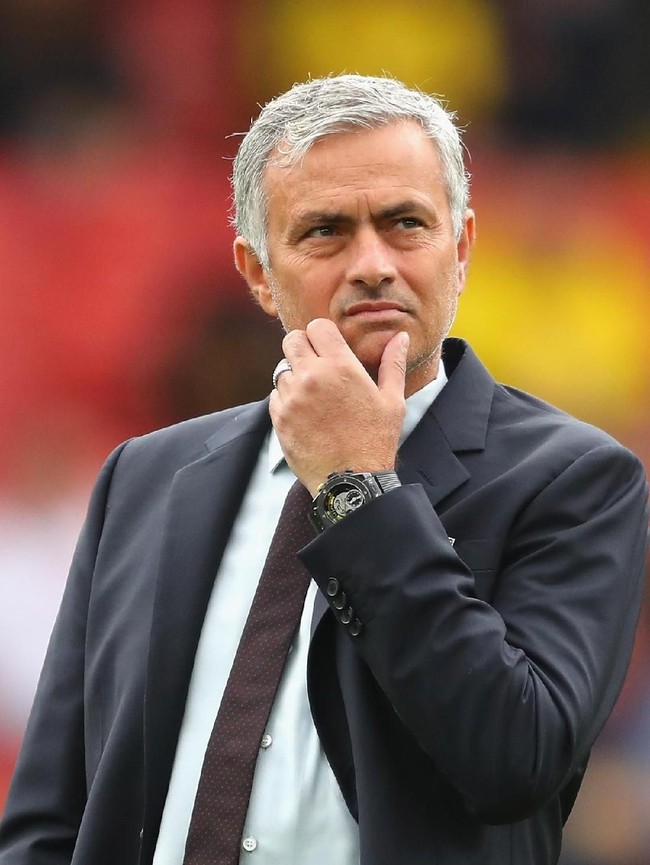 Saat mengawal Manchester United melawan Watford di Premier League pada September 2016 lalu, pria asal Portugal ini terlihat memakai jam tangan bernuansa gelap yang diketahui bermerek Hublot. (Foto: Getty Images)